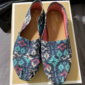 Canvas. Smoke free home. Light wear.